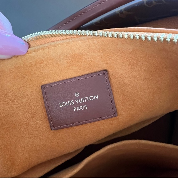 Louis Vuitton V Tote Monogram Canvas and Saffron Leather MM - Picture 12 of 16